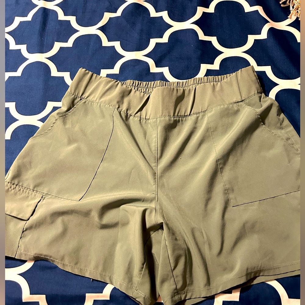 Green athletic moisturizer wicking cargo shorts large